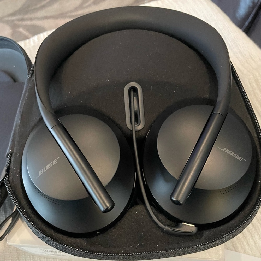 BOSE Quiet Comfort 700 Noise cancelling headphones and charging case